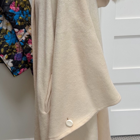 Vintage Cream Wool Alex Hayes Cape with Faux Fur Trim - Picture 11 of 12